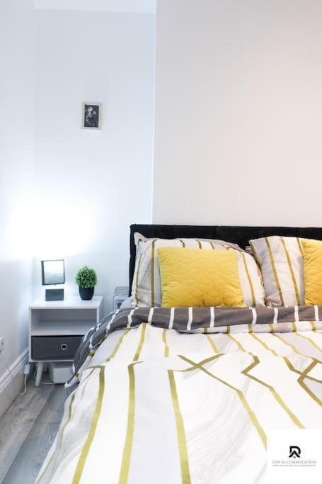 Den Accommodation & Short Lets Greenwich London - 3 Bed House المظهر الخارجي الصورة
