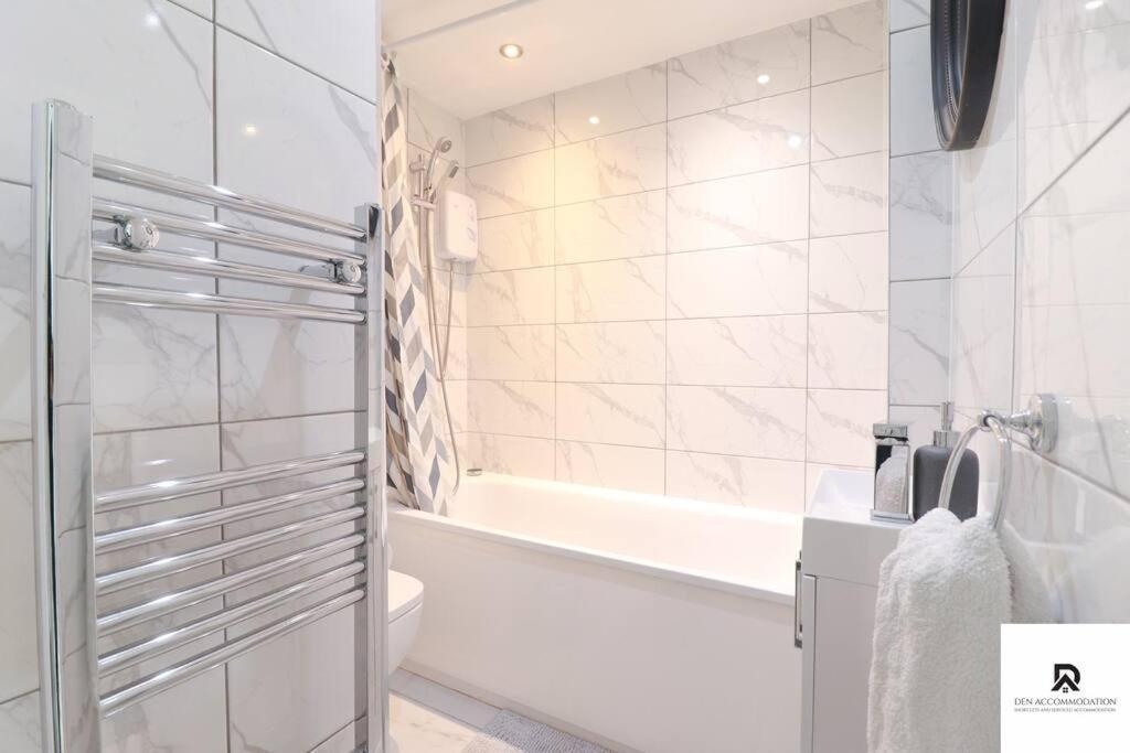 Den Accommodation & Short Lets Greenwich London - 3 Bed House المظهر الخارجي الصورة