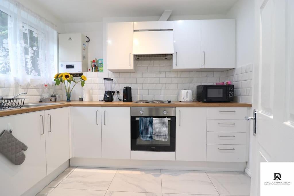 Den Accommodation & Short Lets Greenwich London - 3 Bed House المظهر الخارجي الصورة